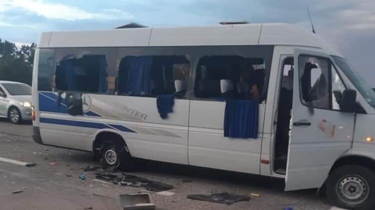 Расстрел автобуса на трассе Киев-Харьков. Фото: Facebook