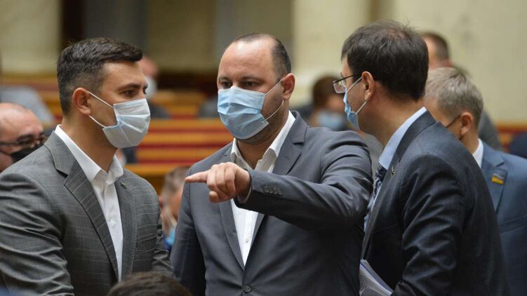 Николай Тищенко (крайний слева) имеет неоднозначное отношение внутри своей фракции 