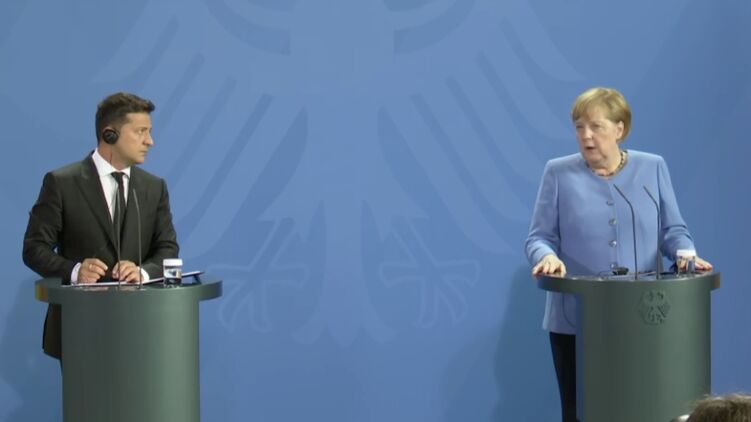 Владимир Зеленский и Ангела Меркель в Берлине 12 июля 2021. Кадр из видео