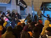 На журналиста "Страны" у канала "Наш" хотели напасть националисты. Полиция не защитила его, а решила обыскать