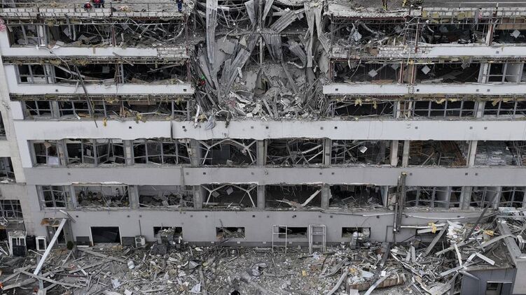 Бізнес-центр на Оболоні у Києві після прильоту ракети