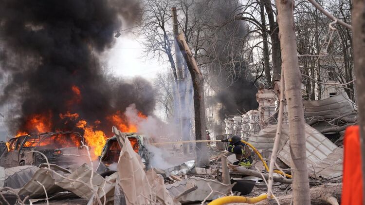 Последствия удара по Сумам. Фото: ГСЧС