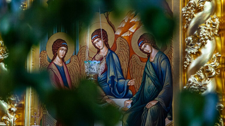 Наступает праздник Святой Троицы