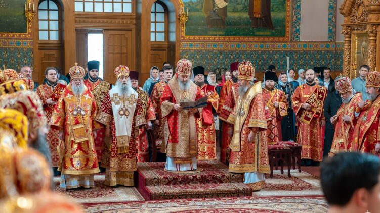 Митрополит Київський та всієї України Онуфрій зачитує звернення з нагоди третьої річниці собору у Феофанії.