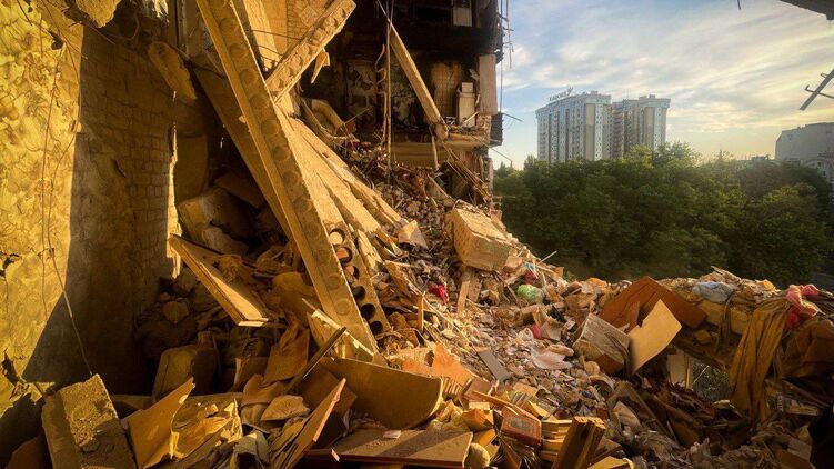 В Одессе из-за обстрела РФ разрушена жилая 9-этажка. Фото: ГСЧС