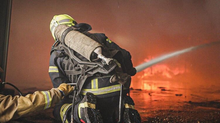 Масштабна пожежа після прильоту на підприємство під Харковом