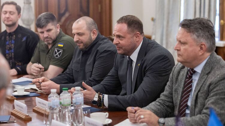 Ермак и Умеров летят в США на встречу с Уиткоффом