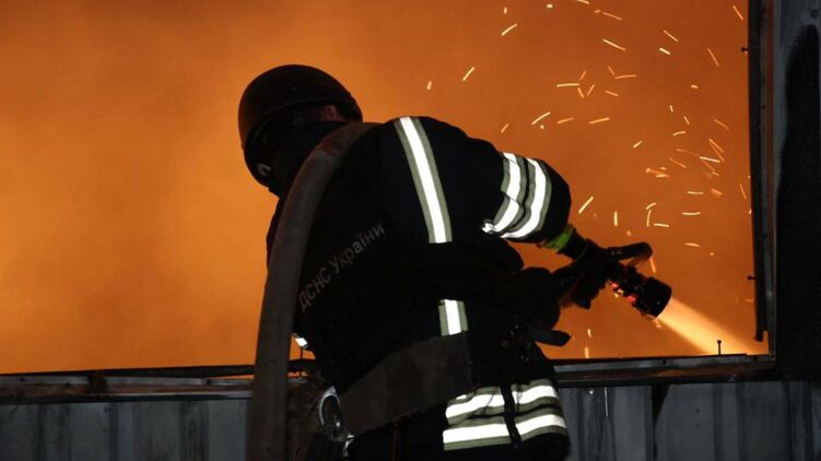 Пожар после атаке дронов на Нежин. Фото: ГСЧС