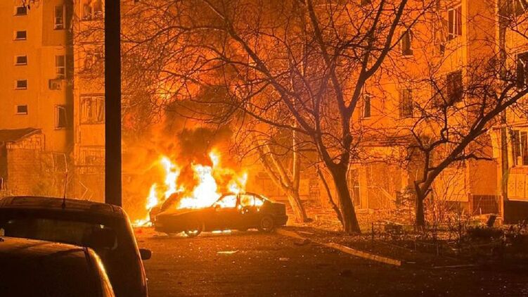 Загоревшийся во время ночной атаки на Одессу автомобиль. Фото: Телеграм