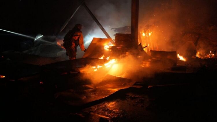 Последствия одного из ударов по Запорожью. Фото: Запорожская ОВА