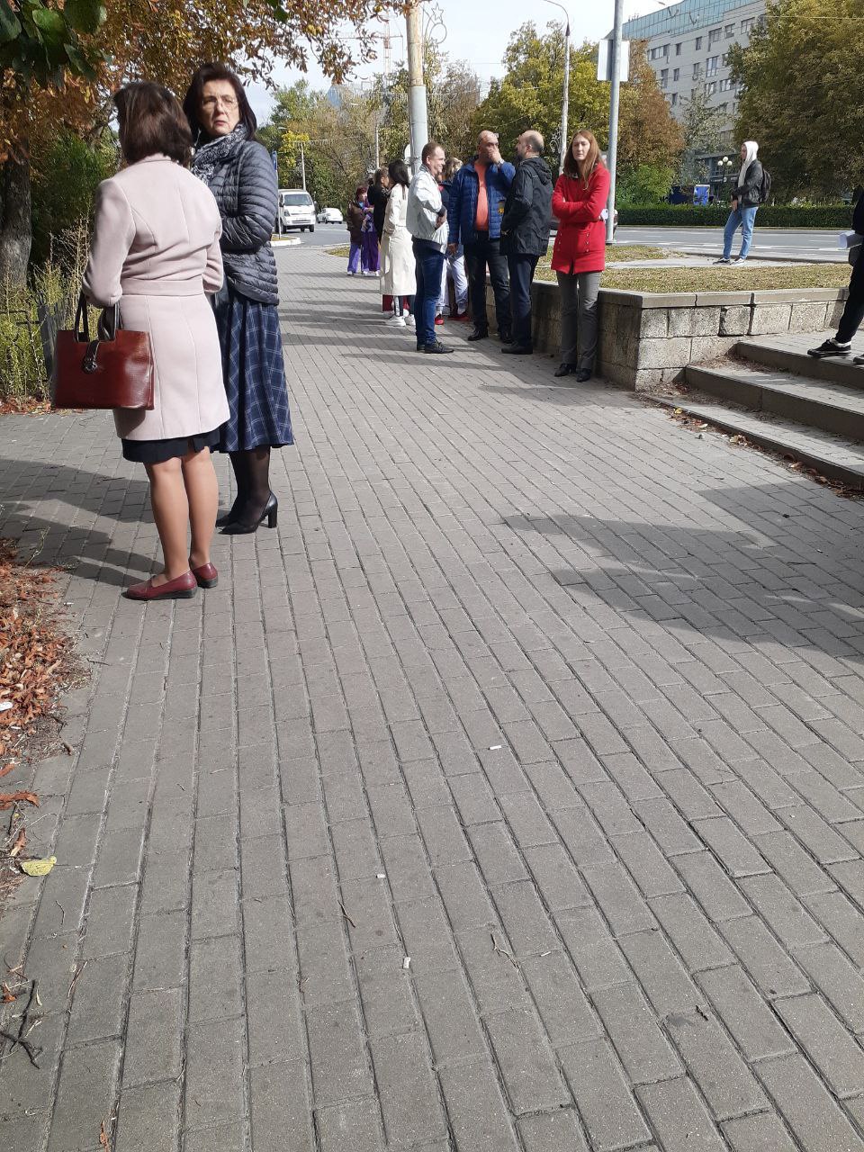 В Белгороде сообщают о массовых эвакуациях в ряде учебных заведений, на автовокзале и в бизнес-центрах