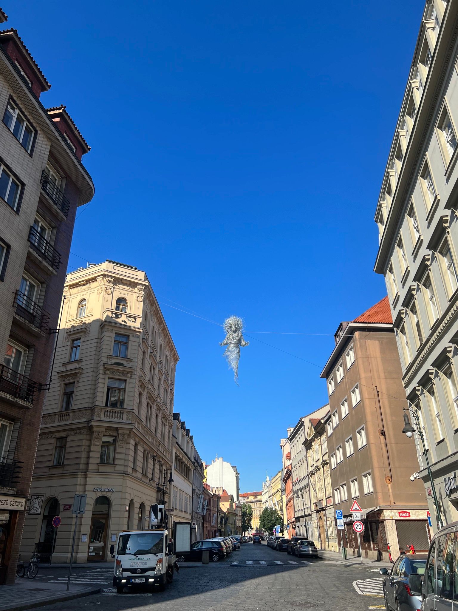 В центре Праги установили скульптуру, посвященную украинским матерям