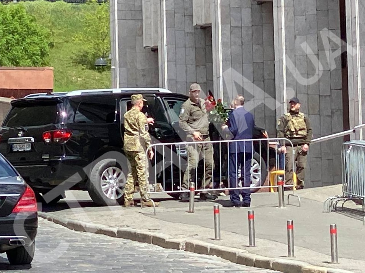 На церемонию прощания с первым президентом Украины пришел Юрий Ехануров