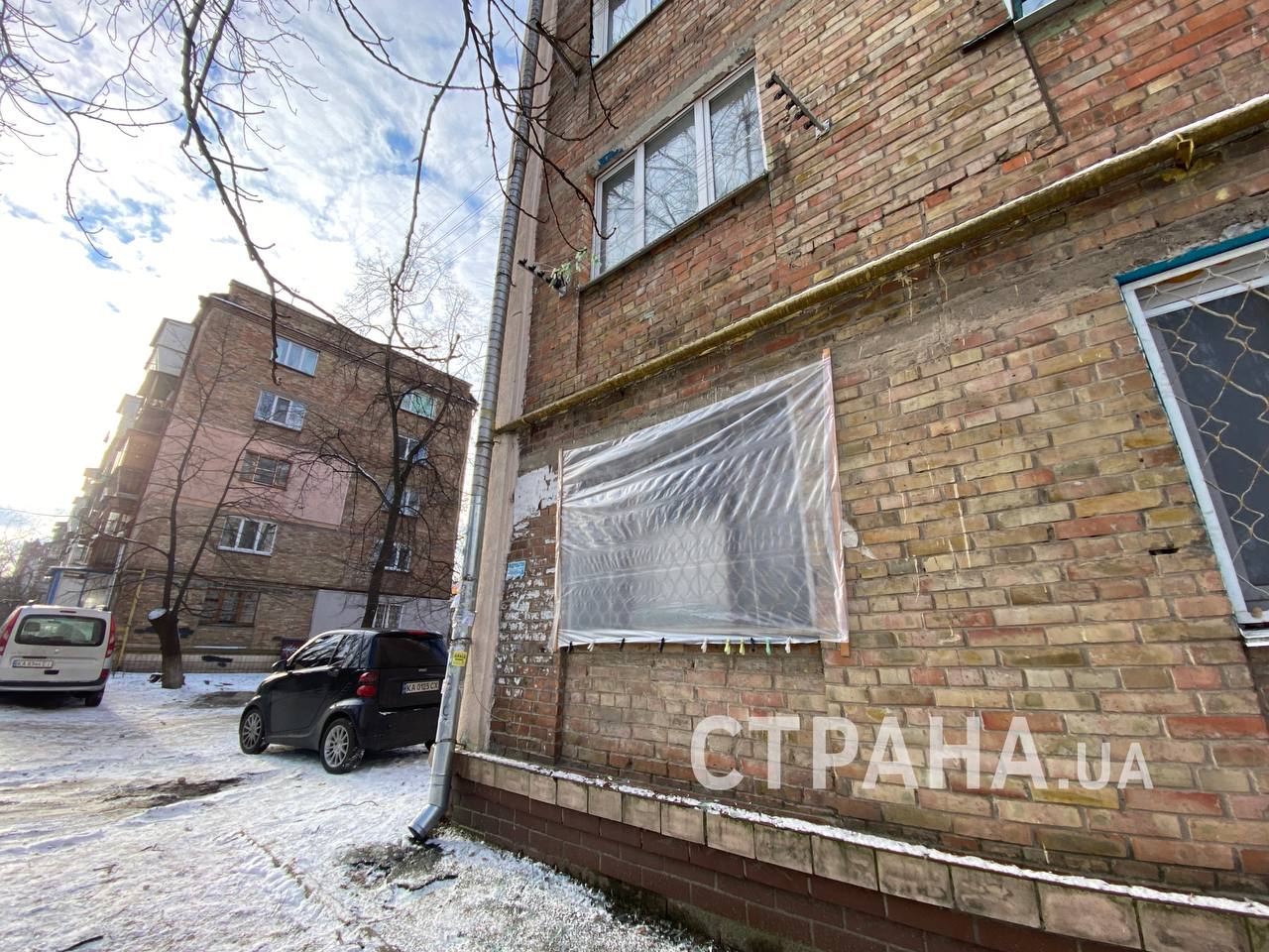 Киевляне чинят свой дом после попадания в него обломков сбитого иранского дрона