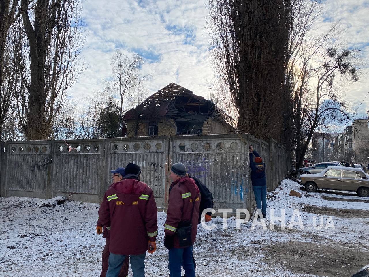 Киевляне чинят свой дом после попадания в него обломков сбитого иранского дрона