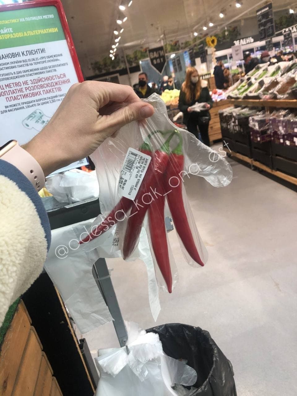 Украинцы пакуют в перчатки вместо пакетов