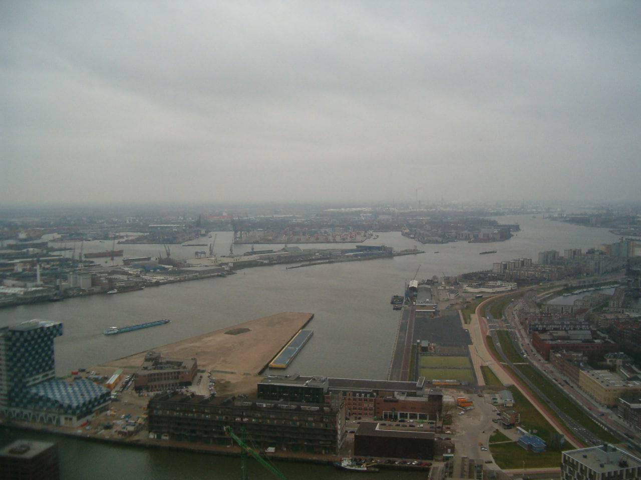 Порт Роттердама приостановил отправку и прием контейнеров из РФ.