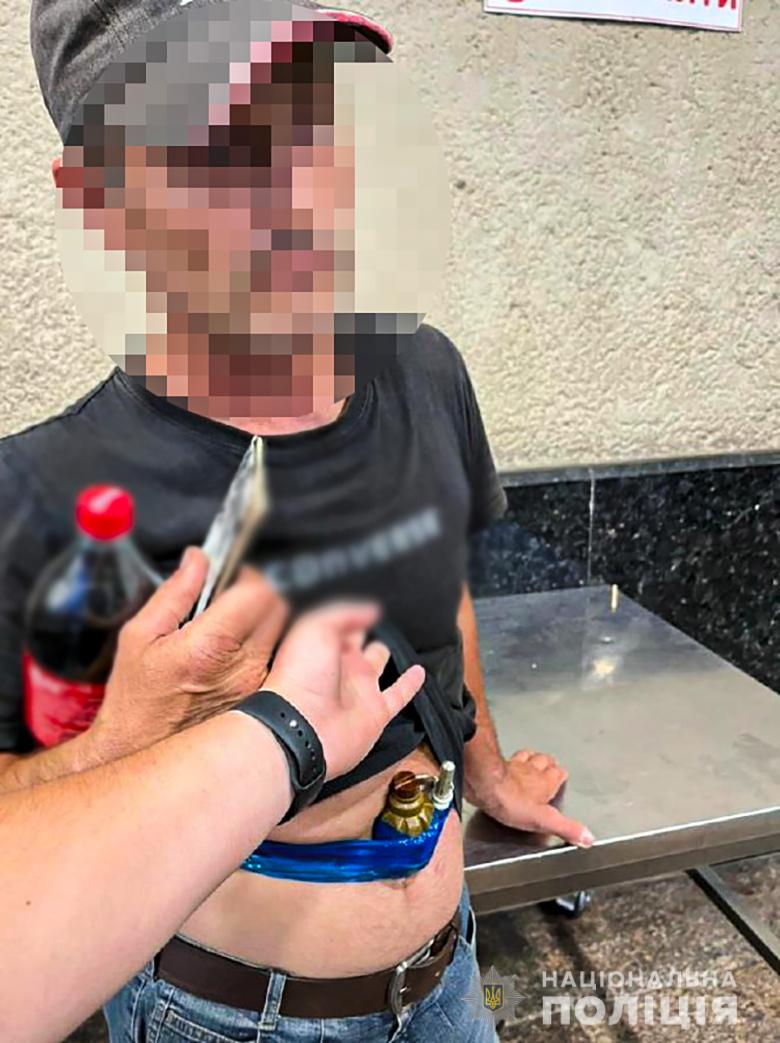 В Киеве у входа в Центральный ж/д вокзал задержали 59-летнего мужчину с боевой гранатой