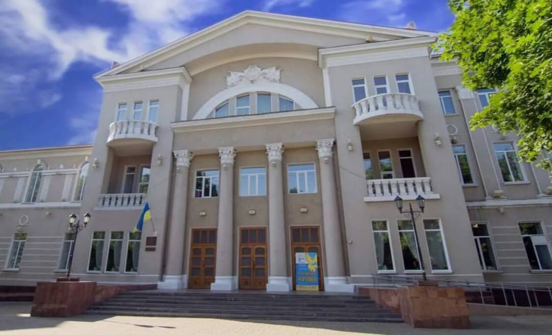 Дворца культуры им. Евгения Мартынова в Бахмуте до обстрела армией РФ