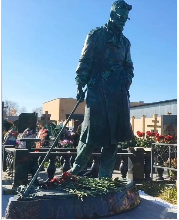 Памятник Лимонову на кладбище