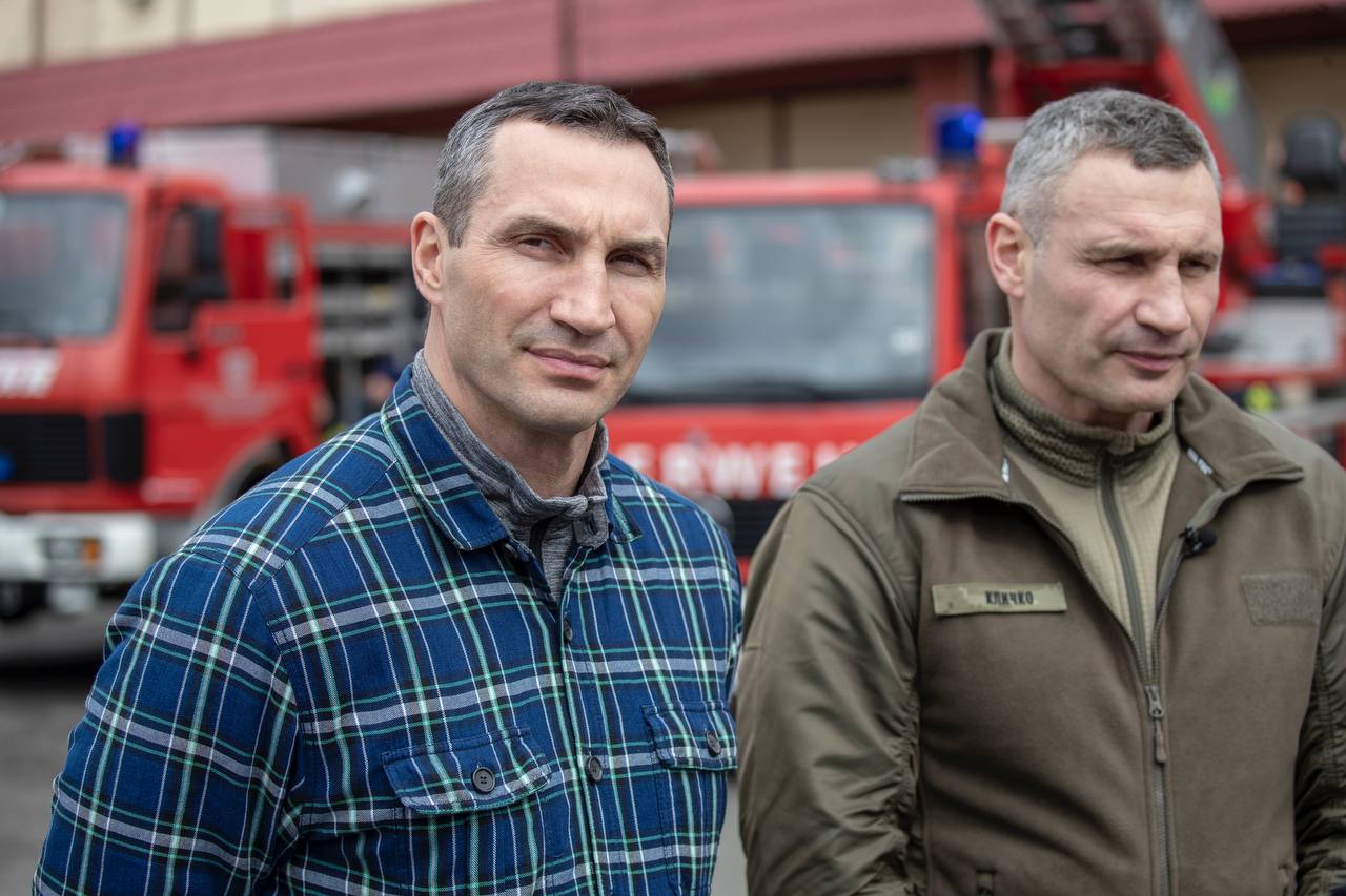 Володимир Кличко (ліворуч) нарешті підставить плече братові на виборах