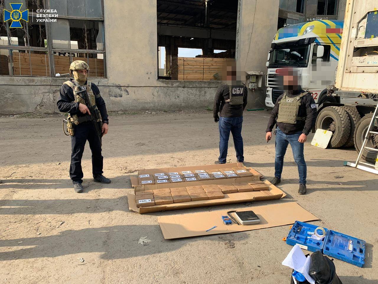 СБУ изымает партию кокаина