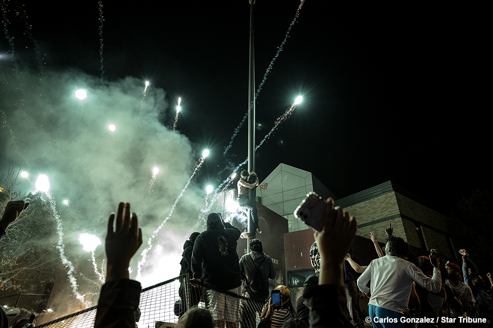 Протест в Миннеополисе. Фото: Twitter/&nbsp;CarlosGphoto