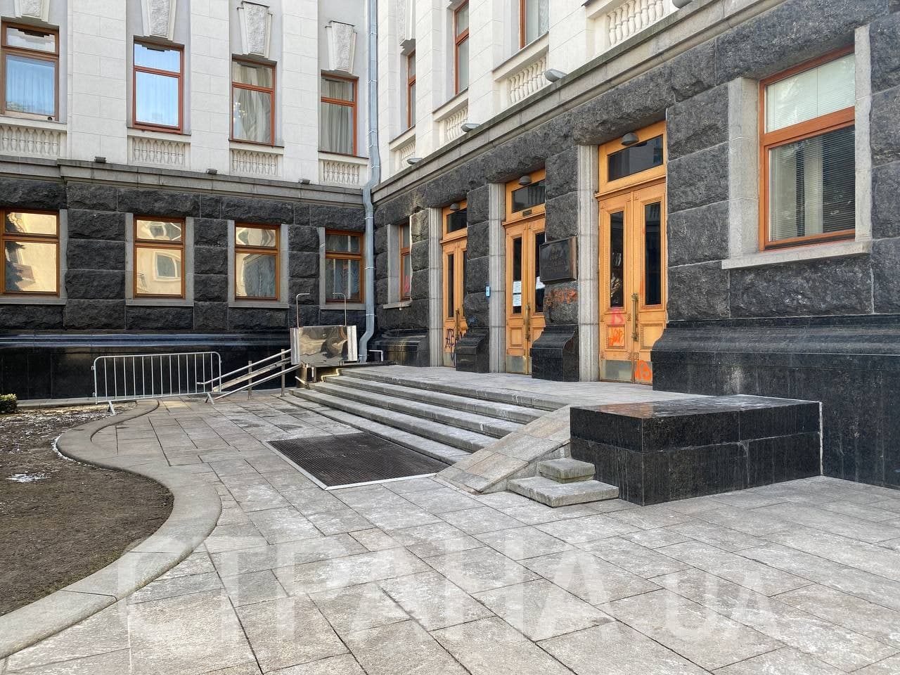 За три дня клинеры отмыли 60% надписей, оставленных сторонниками Стерненко на здании Офиса президента. Фото: Страна