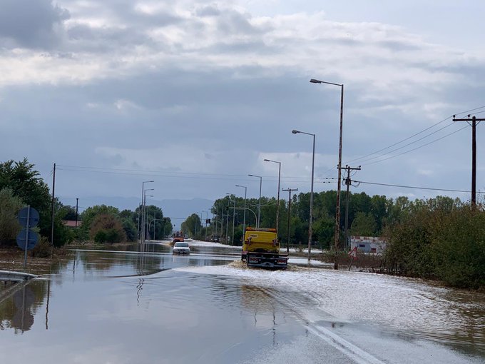 Первые жертвы шторма в Греции. Фото: Twitter / @makthes