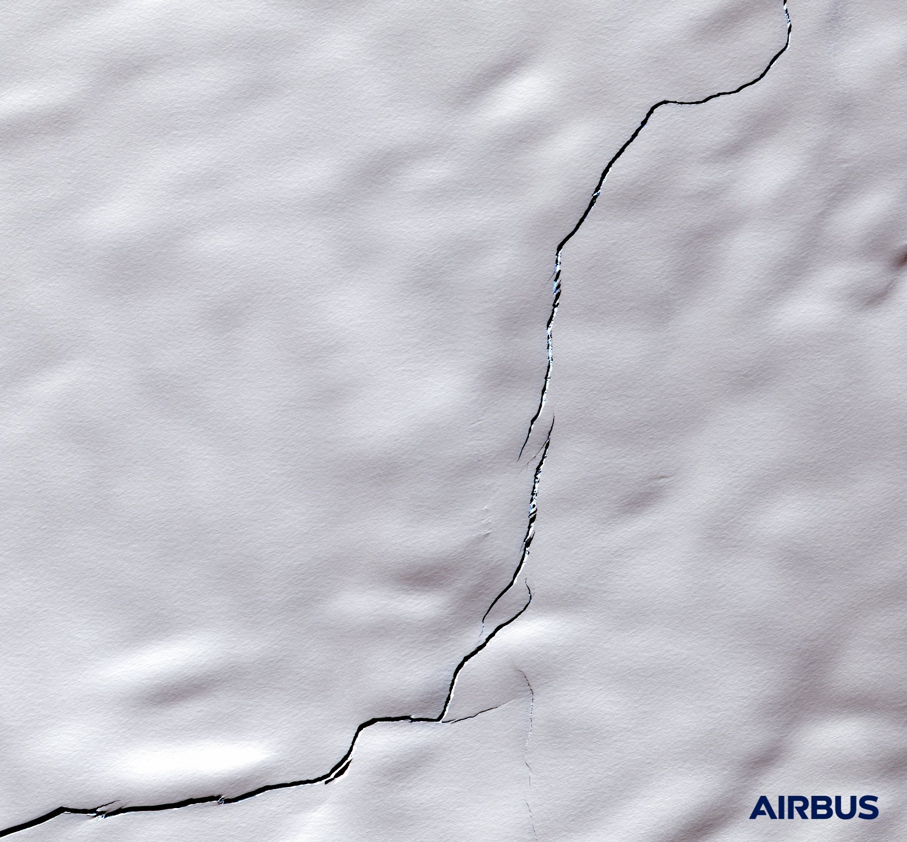 Снимки отколовшегося айсберга в Антарктиде. Скриншот twitter.com/AirbusSpace