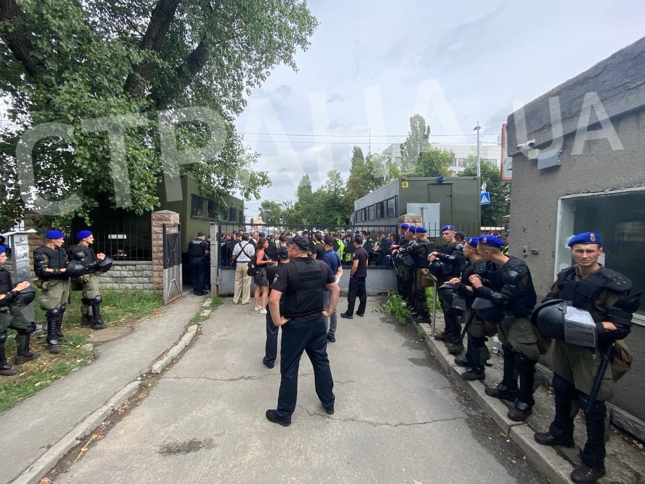 Под зданием суда собралась группа поддержки Нацкорпуса и правоохранители