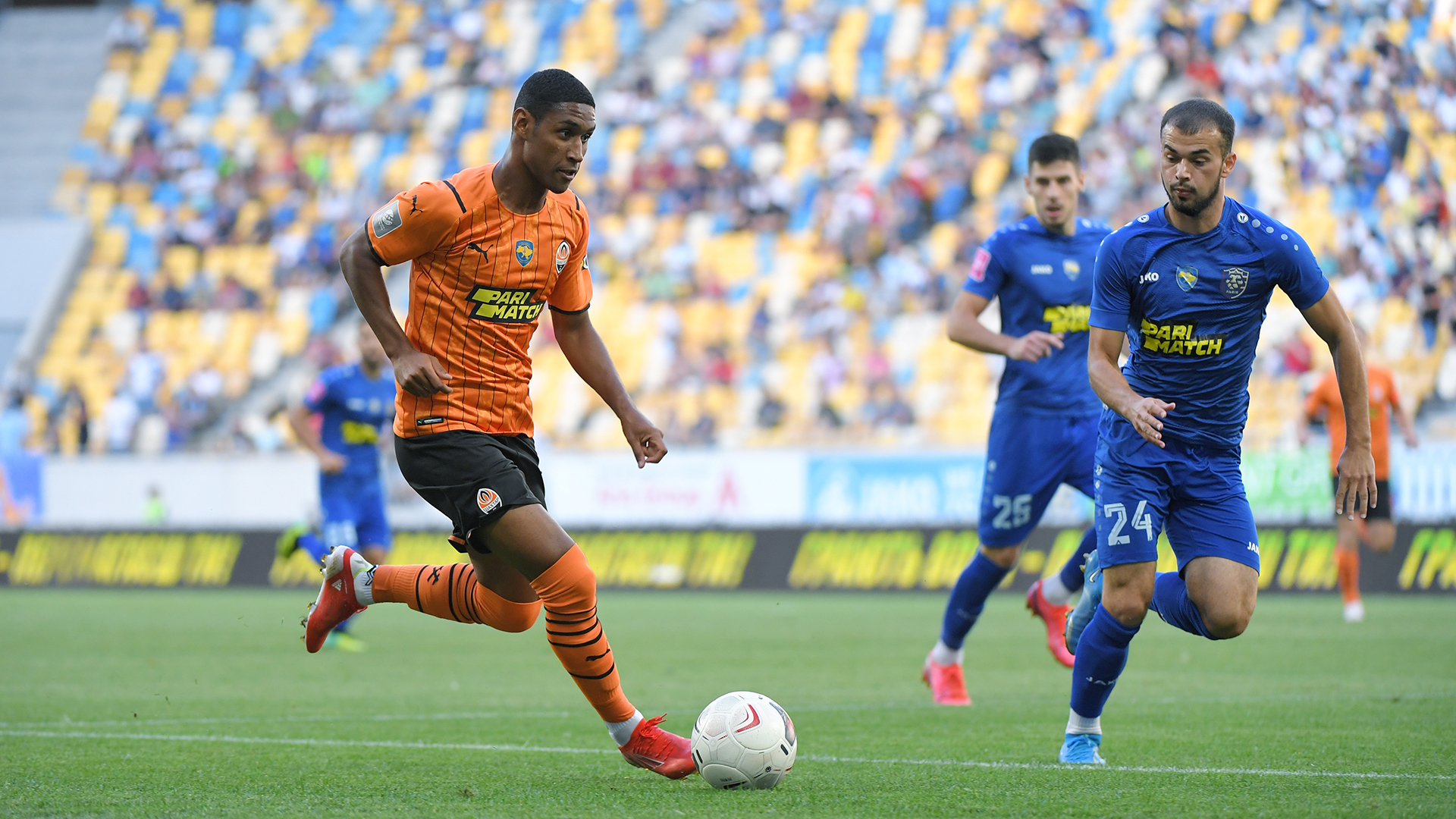 Фото: Шахтер возглавляет турнирную таблицу Премьер-лиги