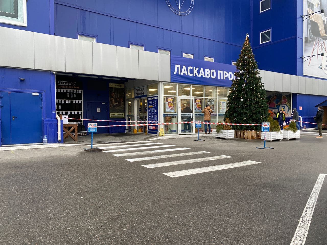 входа установили две кассы, через которые можно заказать товар онлайн