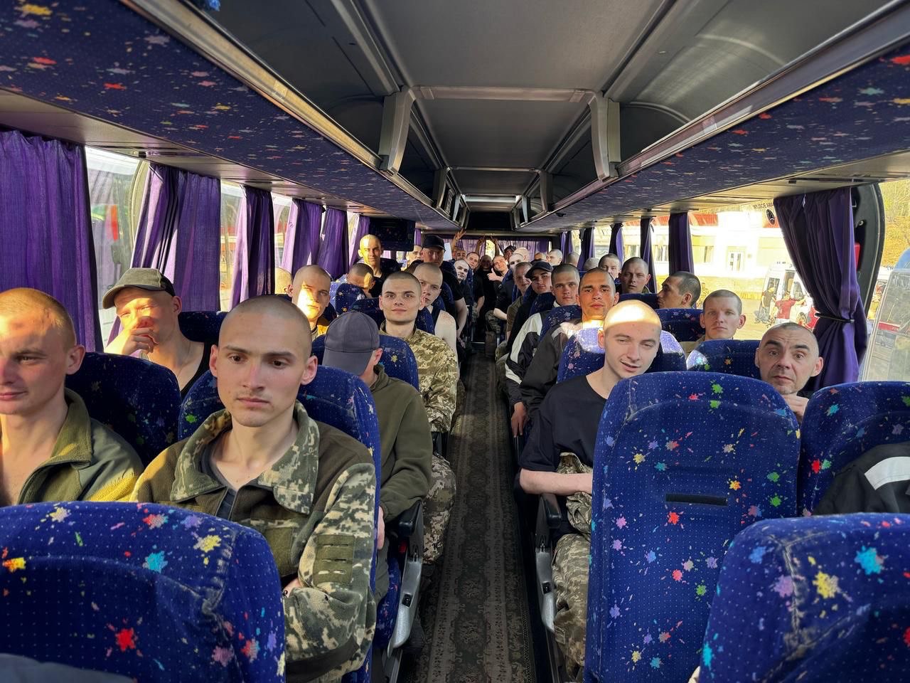 Фото украинцев после возвращения. Источник - Телеграм