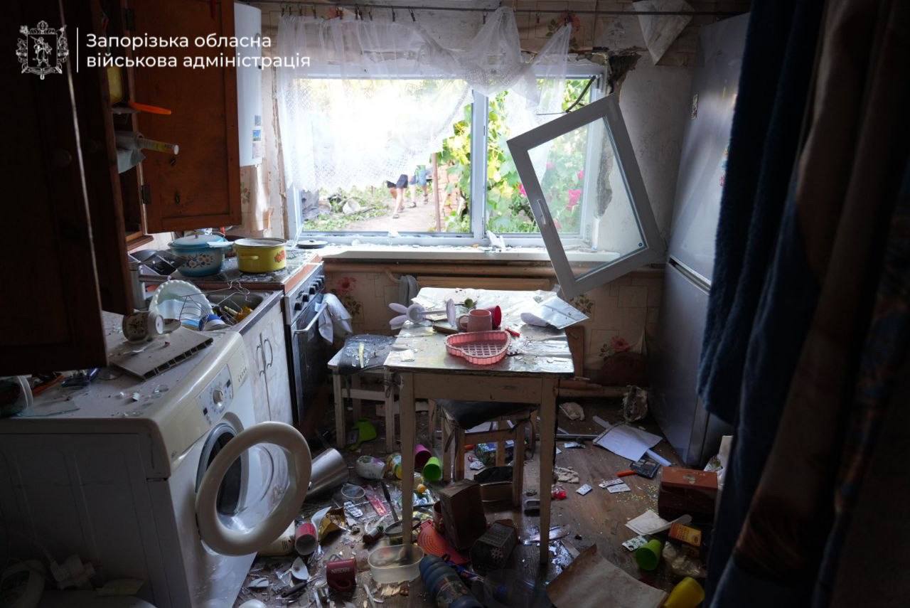 Фото (5) наслідків удару РФ по Запоріжжі. Джерело – ОВА