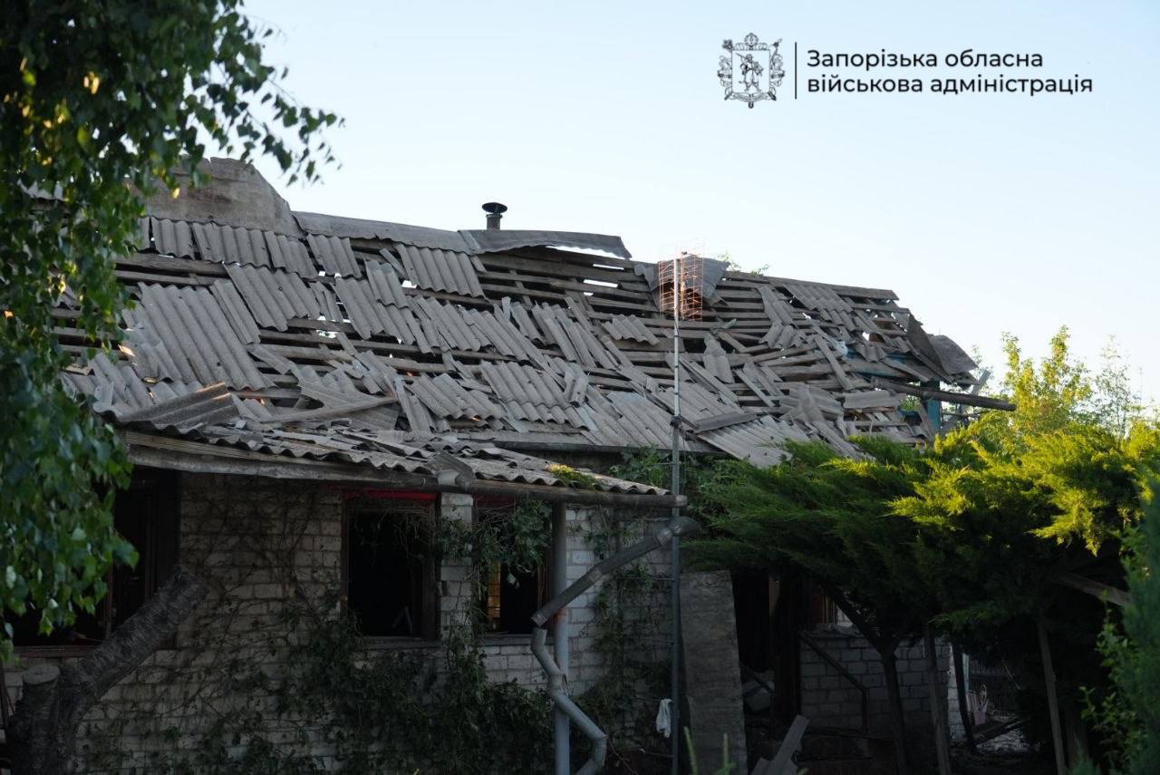 Фото наслідків удару РФ по Запоріжжі. Джерело – ОВА