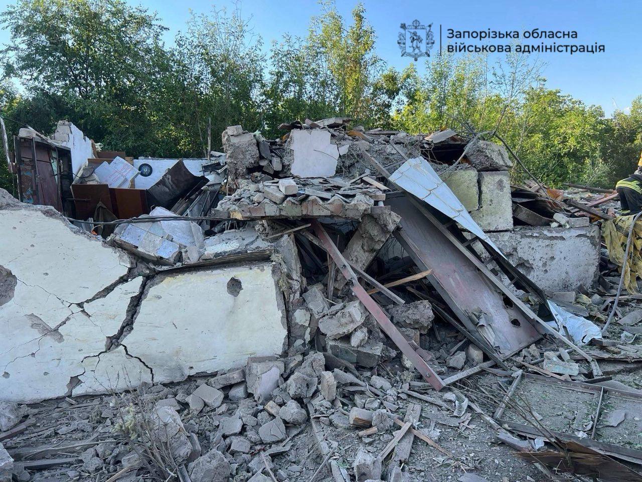 Фото (2) наслідків удару РФ по Запоріжжі. Джерело – ОВА