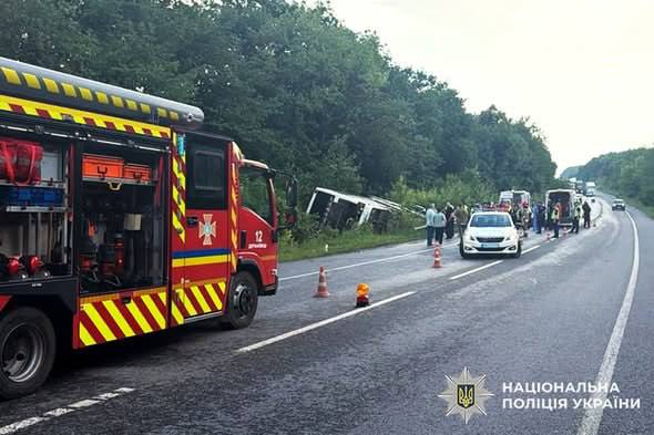 Фото (3) наслідки ДТП із автобусом у Хмельницькій області. Джерело – Поліція