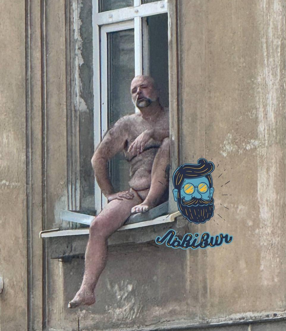 Фото голого чоловіка у вікні будинку у Львові. Джерело – Телеграм
