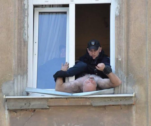 Фото затримання голого чоловіка у Львові. Джерело – Телеграм