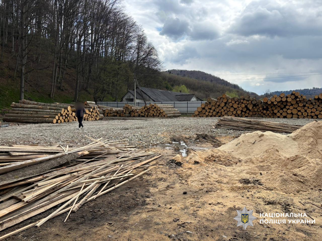 Фото (2) дерев'яного складу. Джерело – Поліція України