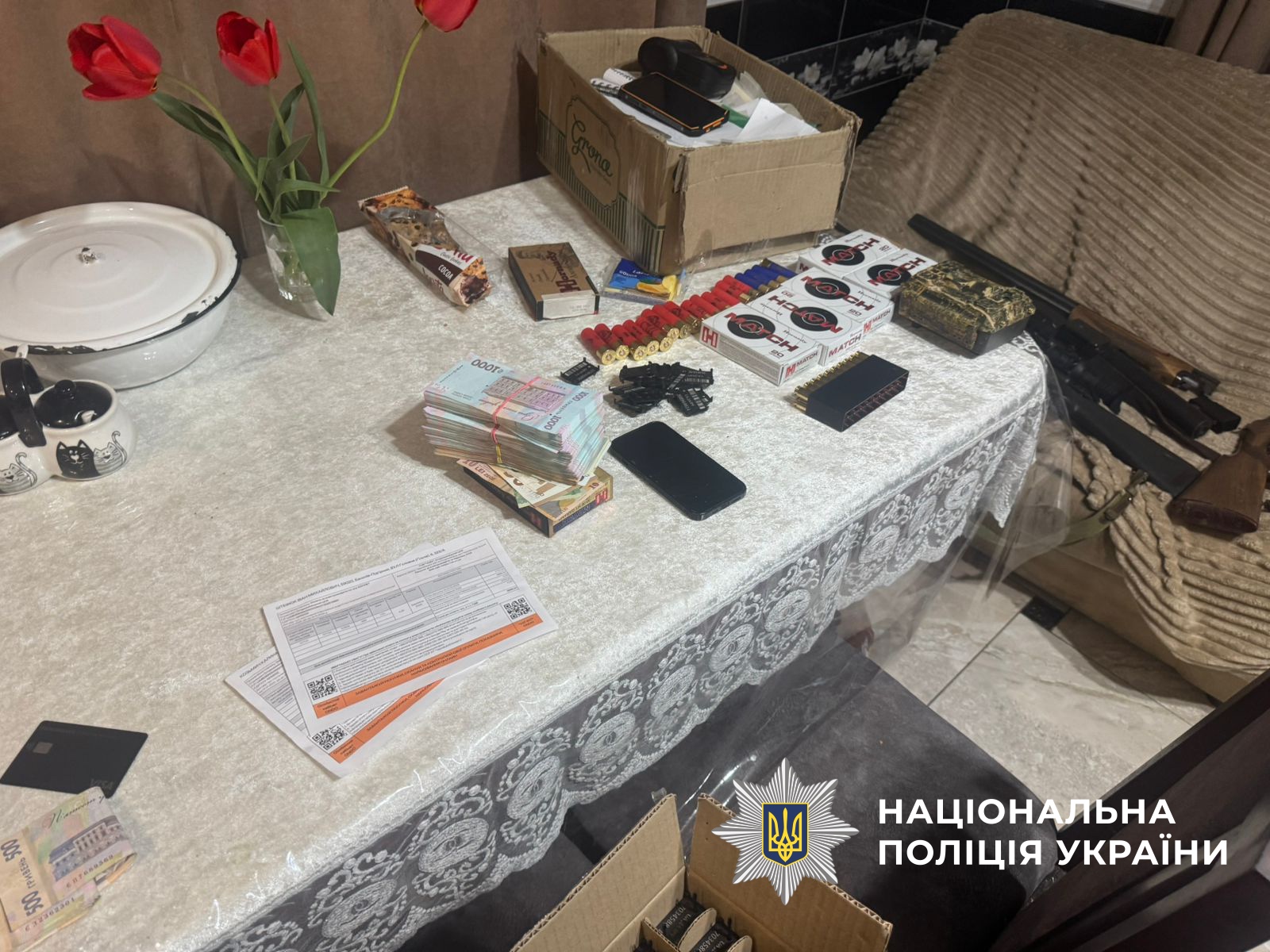 Фото вилучених грошей та зброї. Джерело – Поліція України