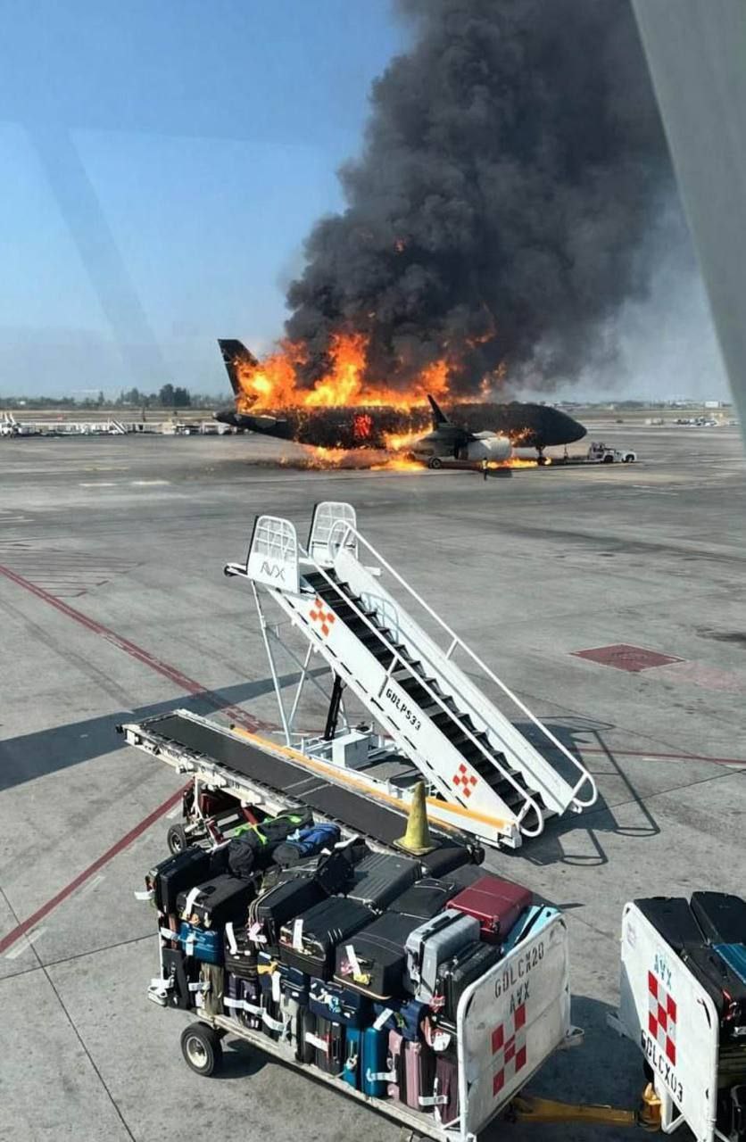 Фото подожжённого мафией самолёта в Мексике. Источник &ndash; Телеграм